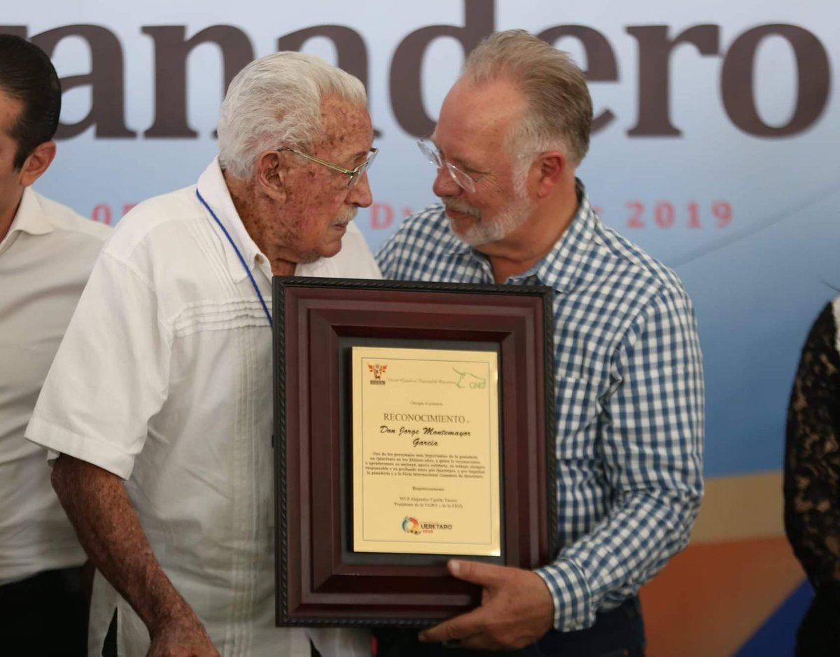 CDoblerM's tweet photo. Un gran visionario y apasionado promotor del desarrollo del campo queretano, vivirá en nuestra memoria y en nuestros corazones.
98 años nos ha regalado el Ing. JorgeMontemayor para compartir, aprender y discernir como ser más humanos y mas justos con propios y extraños. https://t.co/reSCzIcQhh