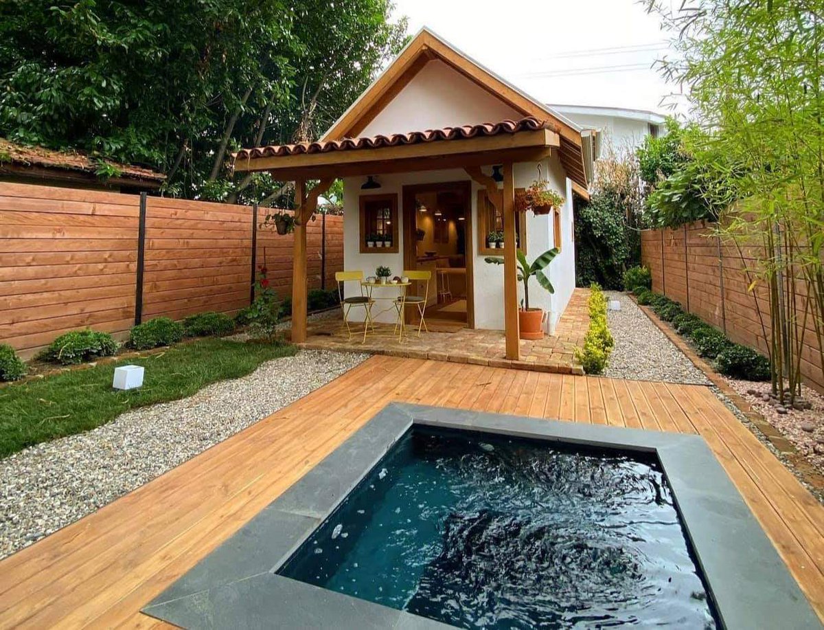 RajaCuti's tweet photo. Rumah kecil di tengah halaman yang luas, dapat rumah macam ni pun cukup dah! 😍
Sumber: @mariendra
#RajaCuti #RCTrending #DreamHouse #Singlehouse https://t.co/inwKbgjsIk