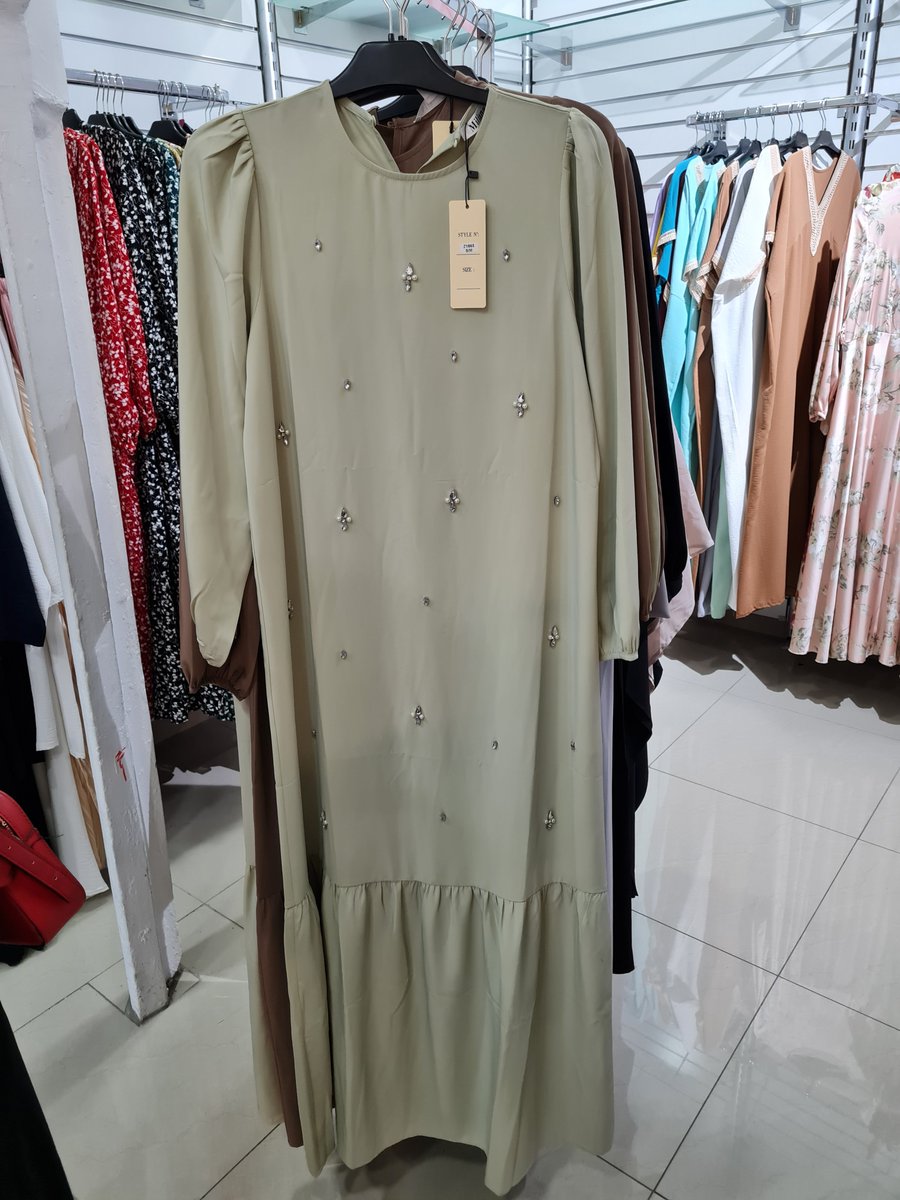 AbricotEnrico's tweet photo. Ou suis-je ? A Dubaï ? FAUX. Chez #soukainatwosisters ? ARCHI FAUX. 
Je suis à Lyon dans une boutique rebeux. Encore un mensonge de miss molaire. Et #ibtissem_34 qui ose dire qu'elle connaît le fournisseur et que c'est pas du chinois. Laisser moi rire. https://t.co/OpoTXyEQkH