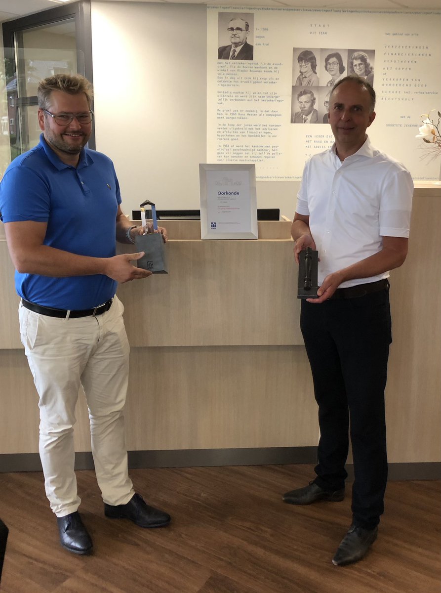 NVM_Groningen's tweet photo. Weer een jubilaris gehuldigd ! Rik Westen van Kral Westen makelaardij uit Ter Apel was vandaag 25 jaar NVM makelaar ! Gefeliciteerd ! https://t.co/N34zyhfehS