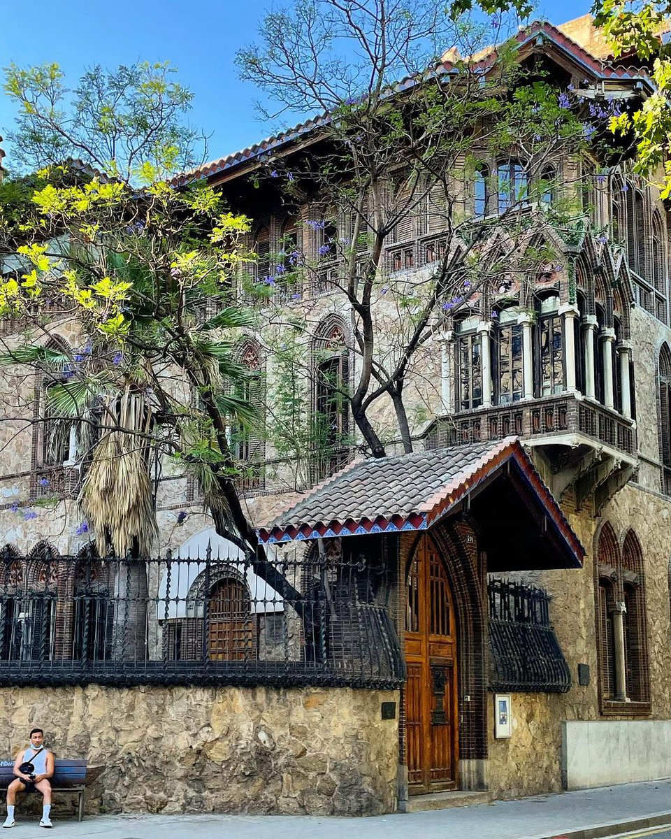 Qui més s’apunta a començar la setmana admirant la Casa Golferichs? 😁🙌

📸 ©raisabate (IG)

#visitbarcelona
