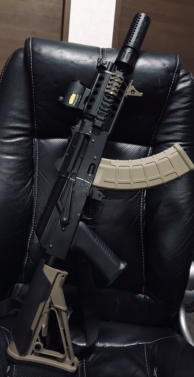 ツートンカラーの銃はカッコいいのtwitterイラスト検索結果