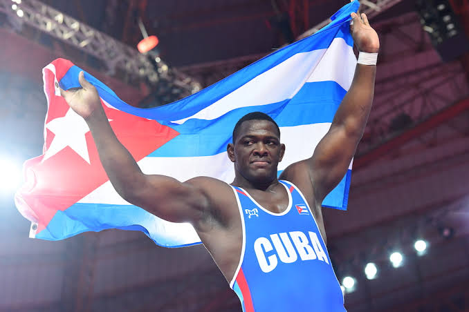 Se desbordan las emociones gracias a nuestro Mijaín López, protagonista de la inédita  
hazaña de cuatro coronas en #JuegosOlimpicos. Su grandeza humana y compromiso con #Cuba multiplican el orgullo que sentimos. #CubaenTokio2020