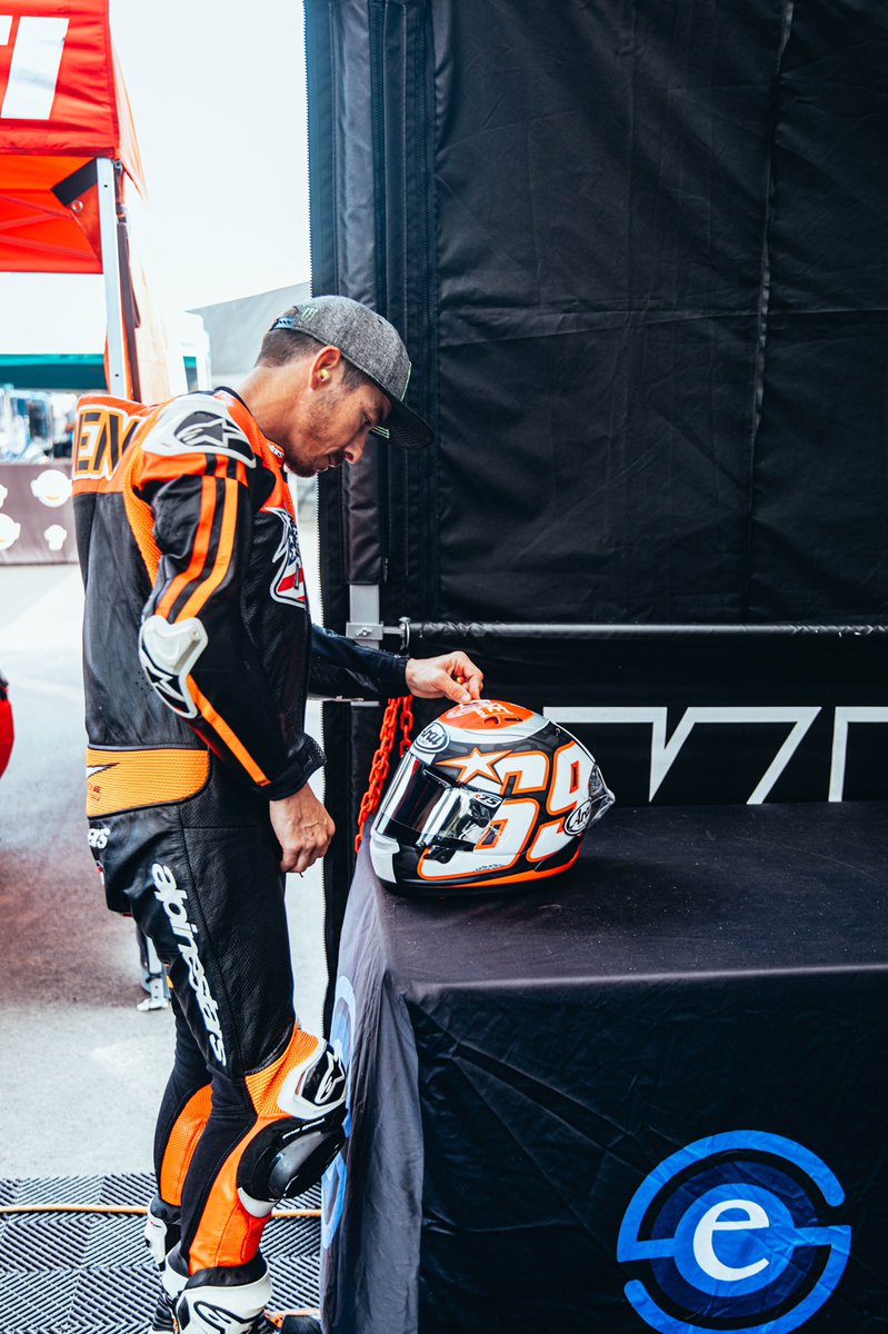 rogerhayden95's tweet photo. ✌🏻BIR, I think I won #litkit this wknd w/ this 🔥😎 great @motoamerica1 racing again, cool 2 see so many fans again, Enjoyed the 🎤 booth @robbiefloyd329 @mhillofficial &amp; our neighbors @gregwhitetv @pridmore43 😃 #motoamerica #motorcycle #racing #monsterenergy #arai #alpinestars https://t.co/FnLxTmr8aq