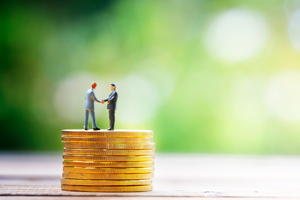 Employers hand out 10k golden hellos to attract staff. Read more on <a href="/RewardStrategy/">Reward Strategy</a> bit.ly/3lnj78K 
#bonus #employeepay #staffshortages #rewardstrategy