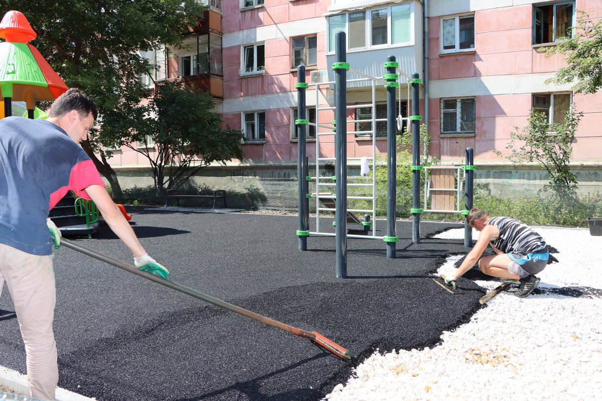 На детской площадке пр. Кирова, 235 подрядчик выполнил укладку нижней части антитравматического покрытия. Работы проводятся в рамках программы "Формирование комфортной городской среды" нацпроекта "Жилье и городская среда" <a href="/Rudakov_i_a/">Рудаков Игорь Александрович</a> <a href="/gkh_kir63/">Отдел по ЖКХ и благоустройству</a> <a href="/orlova_d/">Дарья Орлова</a> <a href="/ov_safonova/">Ольга</a>