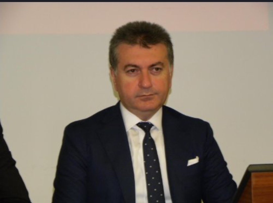 Katledilen genç kızımızın adı ve resmi her yerde ama katilin adı baş harfleriyle veriliyor.

 Katil M.M.A değil

 Katil Mustafa Murat Ayhan. 

#AzraGülendamHaytaoğlu