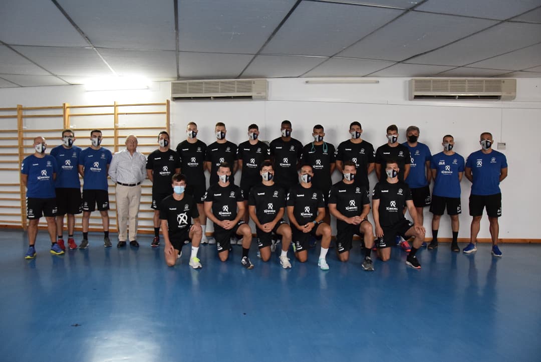 AngelXimenezBM's tweet photo. 📸 Los jugadores del primer equipo recibieron la bienvenida 👋 por parte del presidente Mariano Jiménez, el entrenador @bustos_paco y el resto del staff técnico de nuestro 9⃣ año en @ASOBAL 💪

Ahora sí... ¡Arranca la #pretemporada 2021/2022! 🔥

#NosUneEl9 #VamosMiGenil #VamosAX https://t.co/Fh5iN955c5