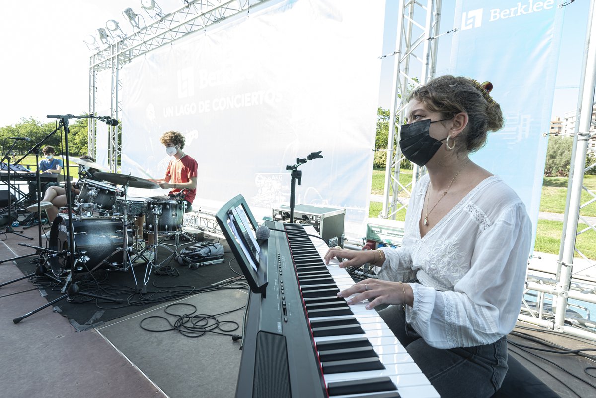 berkleevalencia's tweet photo. The #summerperformanceprogram came to an end.
Discover the wonderful photos of the ensembles that participated in the 'Un lago de conciertos' concert on July 28.
Click on the link for more #pictures: https://t.co/Ar6qDoQOrB https://t.co/TexQuUZ8Jh