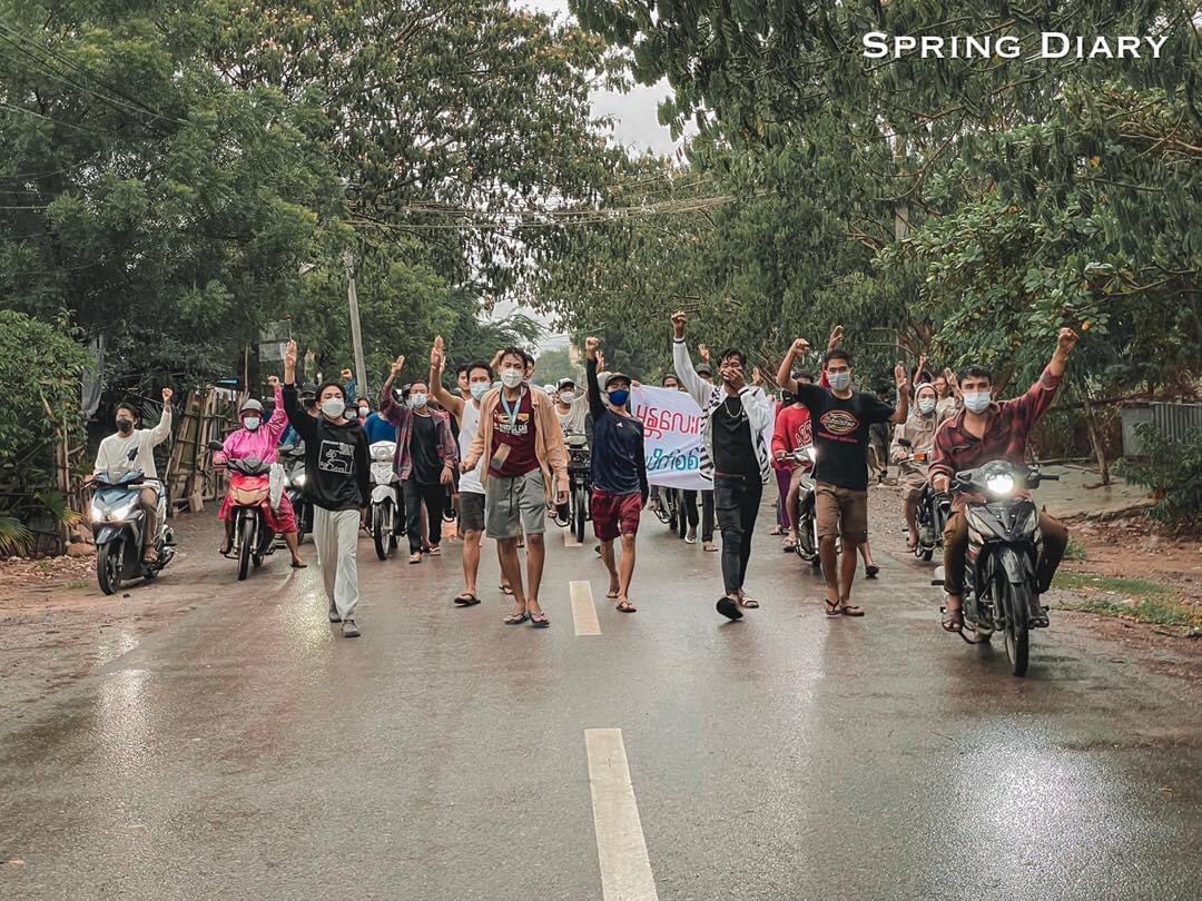 ShweYiHtet2's tweet photo. 2.8.2021 In Mandalay, Youth Strike took to the streets to protest against the Military dictatorship despite the rain.

#RecognizeNUG
#Aug2Coup 
#WhatsHappeningInMyanmar https://t.co/1rbzj8YODD