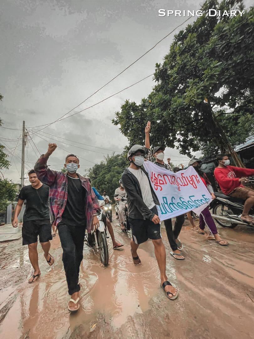 ShweYiHtet2's tweet photo. 2.8.2021 In Mandalay, Youth Strike took to the streets to protest against the Military dictatorship despite the rain.

#RecognizeNUG
#Aug2Coup 
#WhatsHappeningInMyanmar https://t.co/1rbzj8YODD