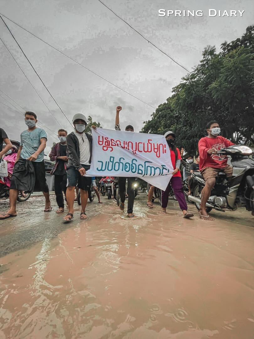 ShweYiHtet2's tweet photo. 2.8.2021 In Mandalay, Youth Strike took to the streets to protest against the Military dictatorship despite the rain.

#RecognizeNUG
#Aug2Coup 
#WhatsHappeningInMyanmar https://t.co/1rbzj8YODD