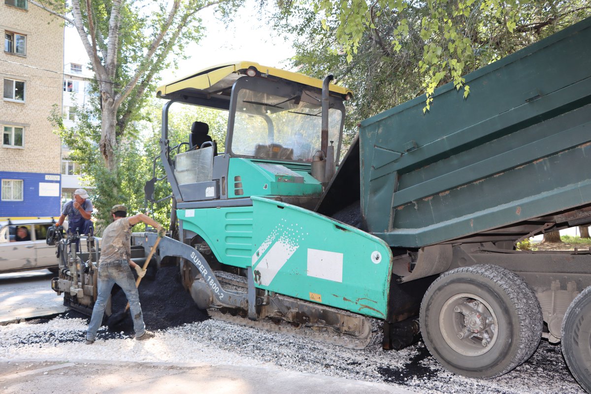 Проводится работа по укладке асфальтобетонного покрытия во дворе ул. Дальневосточная, 6 #КировскийРайон 
<a href="/Rudakov_i_a/">Рудаков Игорь Александрович</a> 
<a href="/gkh_kir63/">Отдел по ЖКХ и благоустройству</a> 
<a href="/orlova_d/">Дарья Орлова</a> 
<a href="/ov_safonova/">Ольга</a>