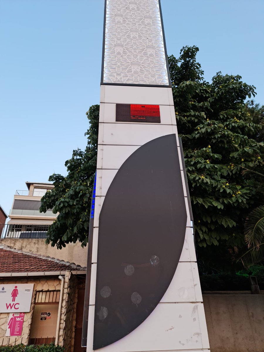 Üsküdar'ın her yerinde bu ucubeler var. Sanırım saat kulesi diye koymuşlar.   Hiç bir işe yaramayıp görüntü kirliliği yaratıyorlar. <a href="/mimarifacialar/">anonim</a> <a href="/istanbulbld/">İstanbul Büyükşehir Belediyesi</a> <a href="/uskudarbld/">Üsküdar Belediyesi</a>