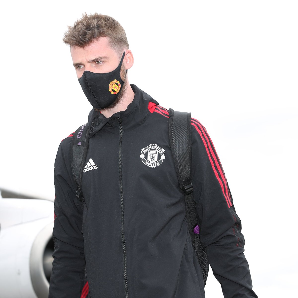 ManUtd's tweet photo. Landed 🛬

It's great to have you back, Reds! 🔴

#MUFC https://t.co/wq9KTU3ghK