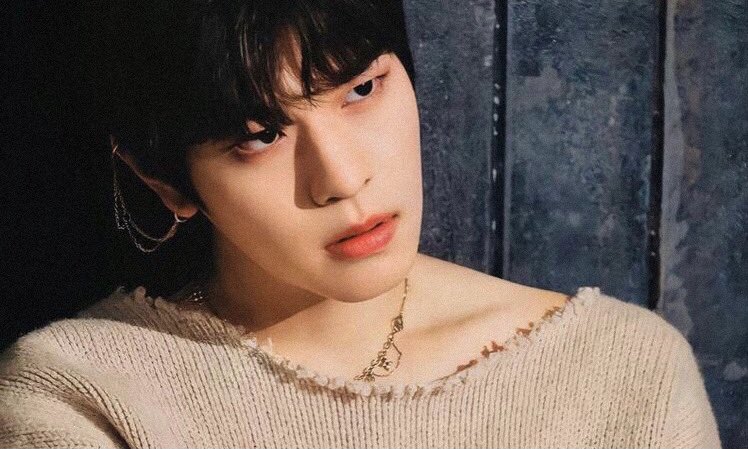 FALLING IN LOVE WITH DANGER
– kim seungmin x oc au.

She's a random nobody;
He's a silent killer.

A story wherein one knows a lot, while the other is simply falling.

"Am I falling in love? or am I falling in danger?"