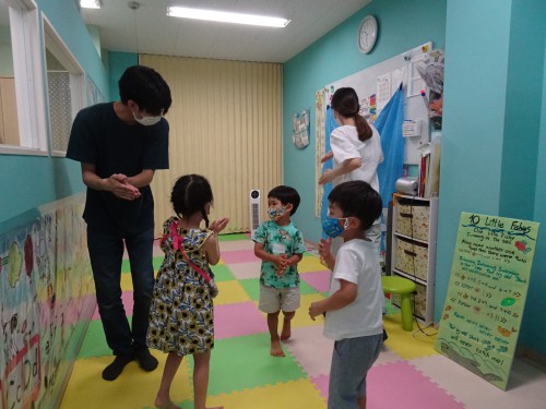 تويتر Apple Tree Kids Gard على تويتر 0802 いつも楽しい英会話レッスンの Apple Tree Kids Garden 中原区武蔵小杉子供英会話 スクールでは サマーインターナショナルスクールを行ってお T Co I4oahudhym T Co Rrwbiltdd8