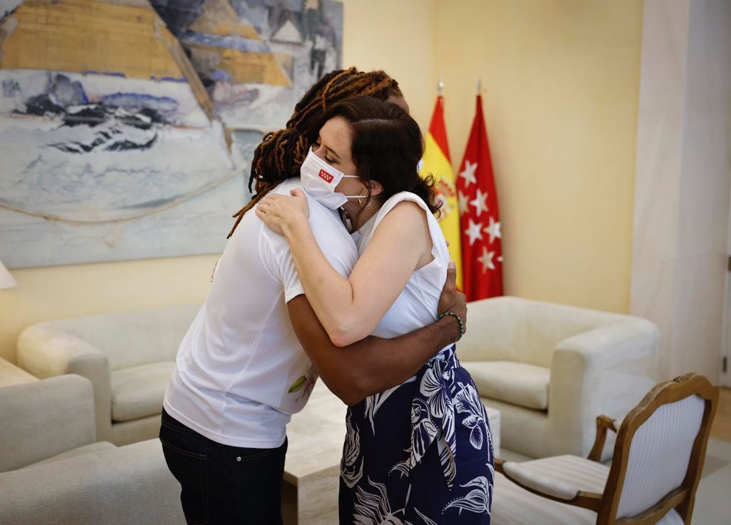 IdiazAyuso's tweet photo. Hoy el español es protagonista de la música por todo el planeta.

Y se está convirtiendo en la llave que rompe con las dictaduras y nacionalismos.

Que los jóvenes se sientan orgullosos de la Hispanidad, el mestizaje y nuestra historia.

Gracias @yotuel007 #SOSCuba https://t.co/6xWcf5mZgD