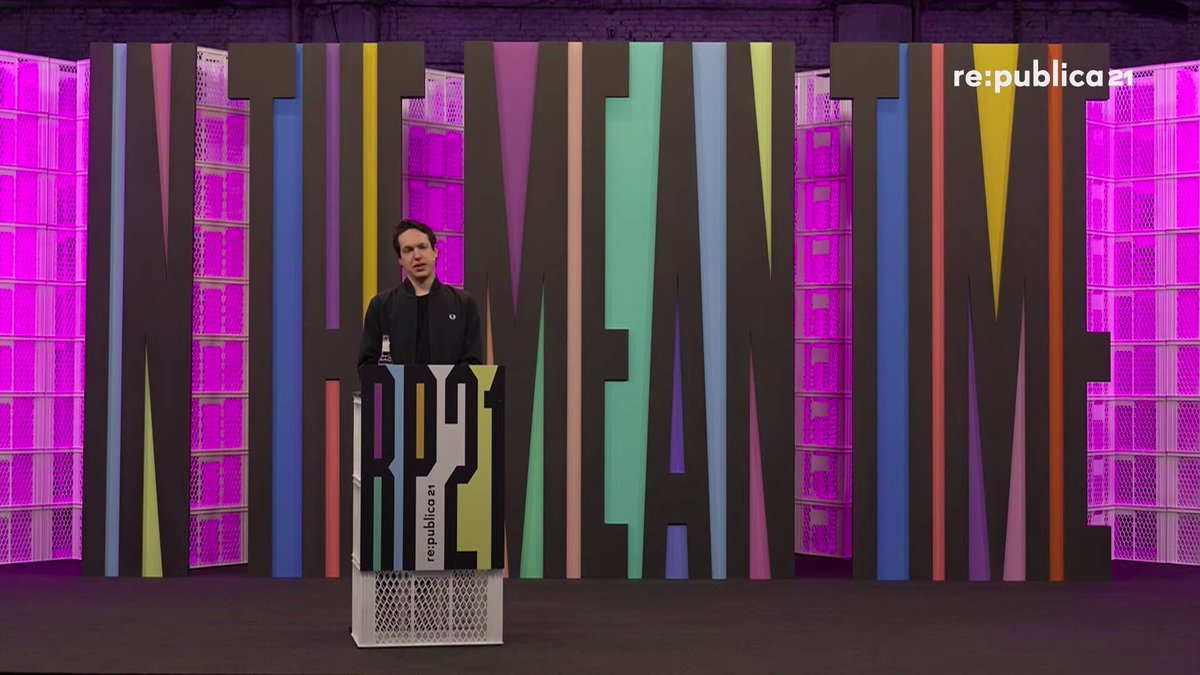 Daniel Laufer auf der Bühne der re:publica 21. Screenshot aus dem Statement Talk „Querdenken: Der geschäftige Herr Ballweg“.