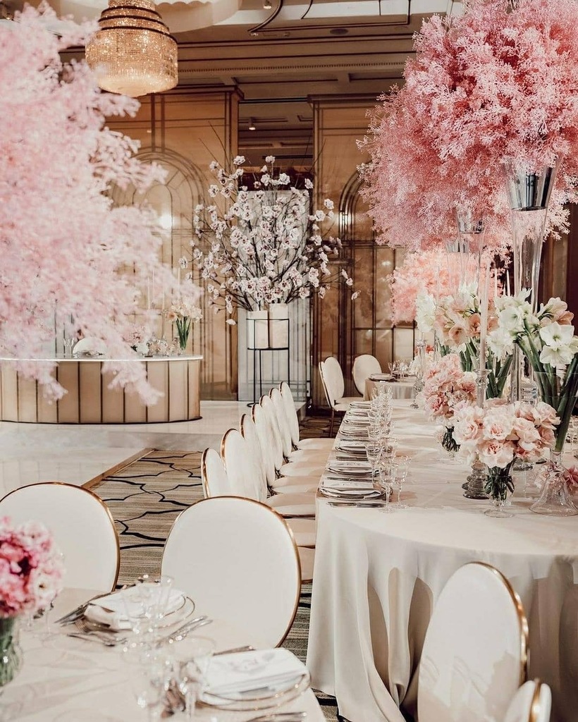 📸: @shakirova_studio
Fresh flowers brought even more notes of romanticism to this gorgeous wedding! Blooming magnolias, amaryllis and roses decorated the wedding presidium with open tulips and spreading pink asparagus delicately decorated the tables.

Planning: @caramelweddi…