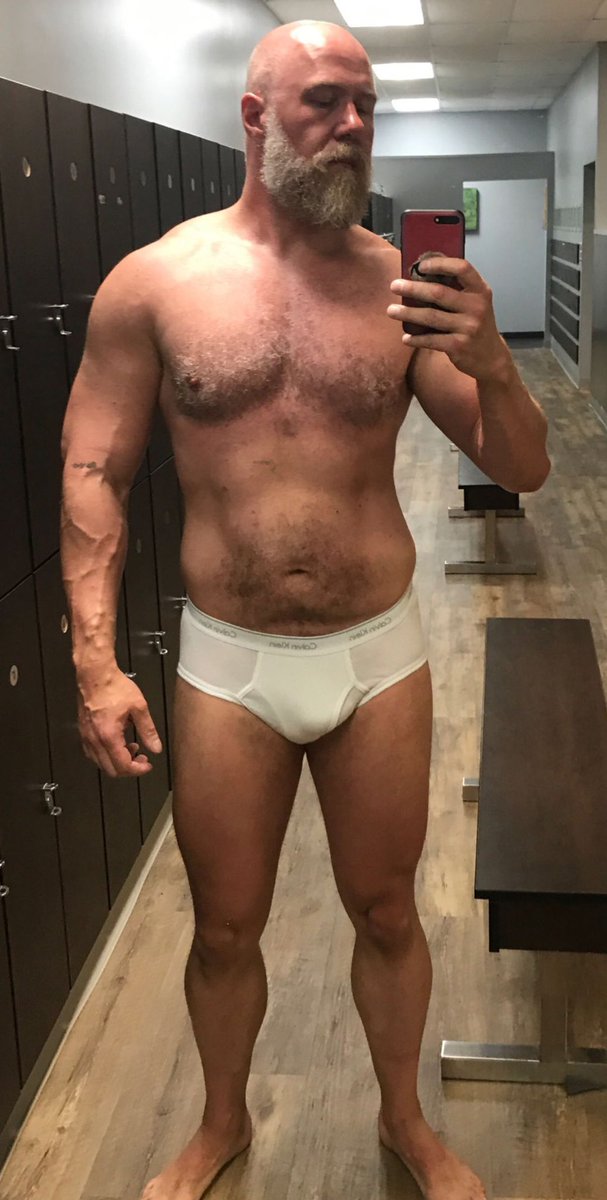 Nothing sexier than a hung hairy daddy in tight tight briefs. 