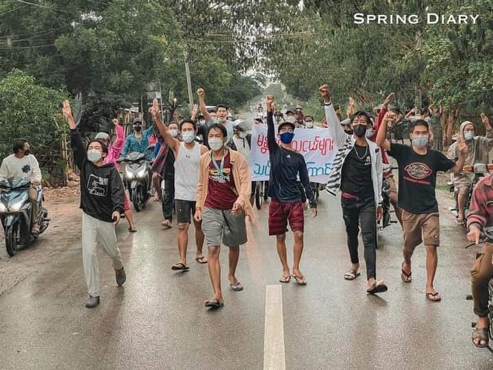 htet_novem's tweet photo. Youths Strike in Mandalay marched to oppose the military regime in the rains.

#RecognizeNUG 
#August2Coup 
#WhatsHappeningInMyanmar https://t.co/gSDTcDh6Vq