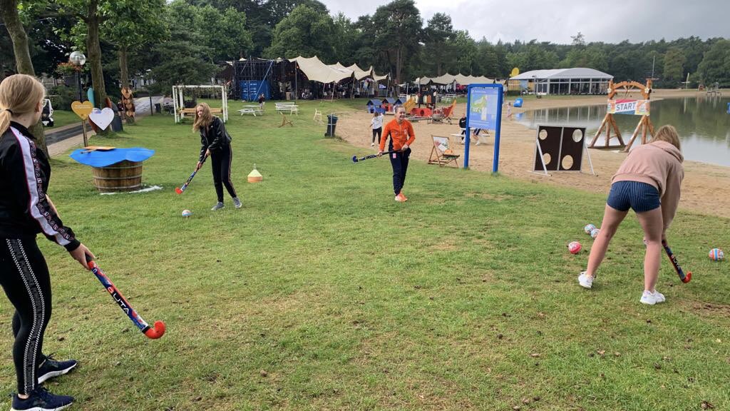 Ondanks het wisselvallige weer en de soms hevige regenbuien 🌧️ was het afgelopen week weer een sportieve week op de #Droomzomer. Met onder andere judoclinics van oud-judoka en mental coach Edith Bosch en hockeyclinics met ex-hockeyinternational <a href="/minkebooij/">Minke Booij</a> 🥋🏑Stay tuned! 🤩
