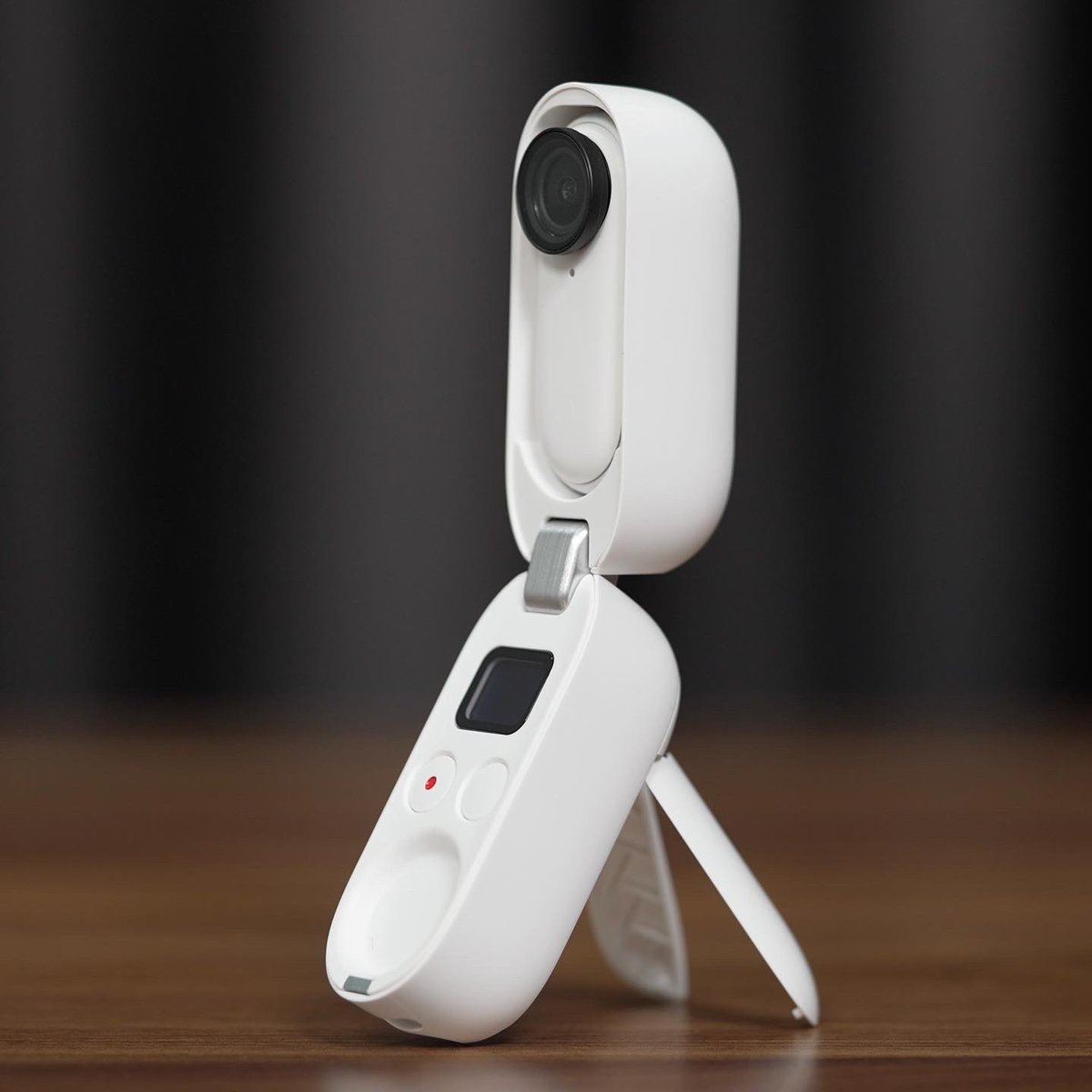 spin9's tweet image. ได้ลองกล้อง Insta360 GO 2 แบบจริงจัง ตัวเล็กมาก หนักแค่ 27 กรัม หนีบใต้หมวกแล้วได้มุมมอง FPV เลย ภาพใช้ได้ มีเคสชาร์จเหมือน AirPods ตั้งถ่ายได้หลายมุม ข้อเสียคือถ่ายต่อเนื่องได้ไม่นานเท่าไหร่ และยังไม่ได้ 4K 

สอยมา 10,499 บาท