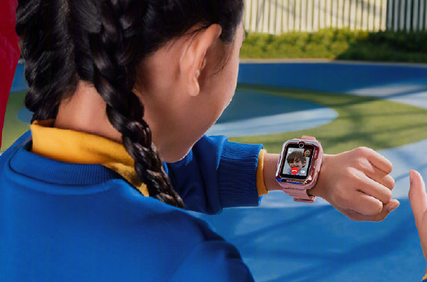 totltech's tweet image. قدمت شركة #هواوي ساعتها الذكية المخصصة للأطفال #Watch4Pro التي تنطلق ب:
⭕شاشة AMOLED بحجم 1.41 إنش
⭕كاميرة امامية 16
⭕الرام 1GB
⭕ذاكرة 8GB 
⭕بطارية بقدرة 800mAh 
⭕سعر 154 دولار
@HuaweiMobileKSA