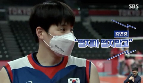 여자배구 한일전 끝나고 김희진 선수에게 기자들이 뭔 개소리를 질문 할지 몰라 감시하는 김연경 선수 ㅋㅋㅋ