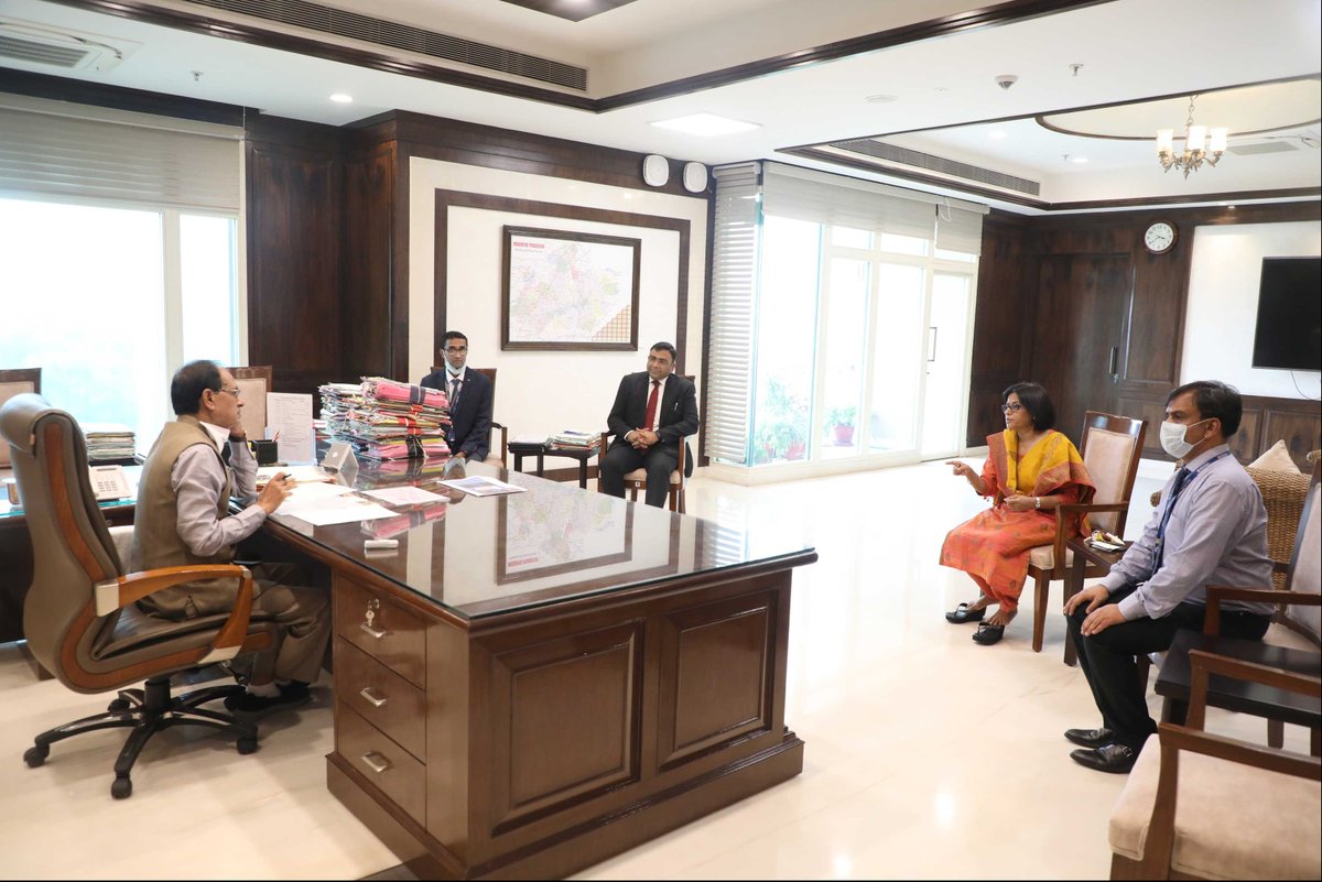 मुख्यमंत्री श्री <a href="/ChouhanShivraj/">Shivraj Singh Chouhan</a> से एच.डी.एफ.सी बैंक की ग्रुप हेड श्रीमती स्मिता भगत तथा अन्य अधिकारियों ने भेंट की। इस दौरान सीएम श्री चौहान ने कहा कि बैंक ग्रामीण स्तर पर उद्यमिता तथा कौशल विकास और स्व-सहायता समूहों की गतिविधियों को प्रोत्साहित करने में सहयोग प्रदान करें।