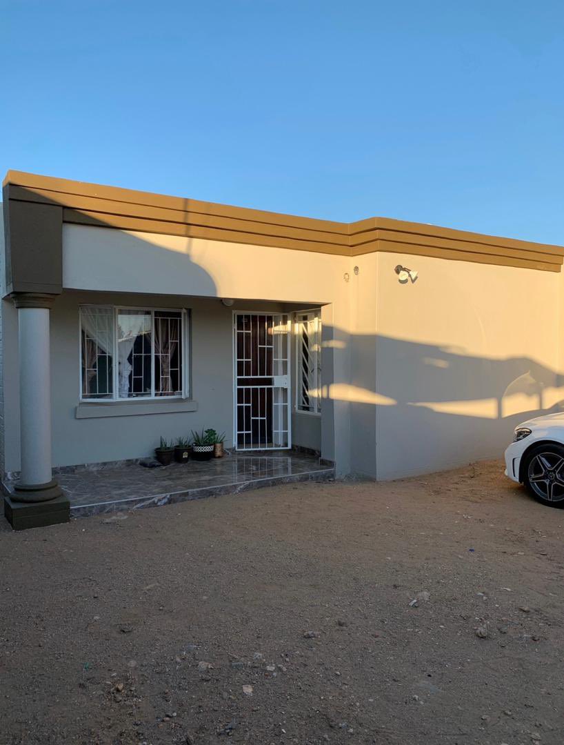 House to rent in Katutura, Single Quarters. Available immediately.

N$ 6,100 per month, water included.
BIC kitchen and Main bedroom.
Electric motor gate &amp; geyser.

Available immediately. Contact +264816717661