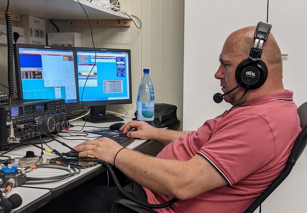 IARU HF World Championship Contest
#hamr #hamradio #iaruhf #radioamateur #ref

Sprint Winners #TM0HQ 2021

12 QSOs CW+PH : F8FKI in  8 min. 
6 QSOs CW :      F5PHW in 13 min.
6 QSOs PH :    F4AFE in  4 min.
Congrats!

See tm0hq.r-e-f.org
Pict: F8GGV op F6KOP for TM0HQ
