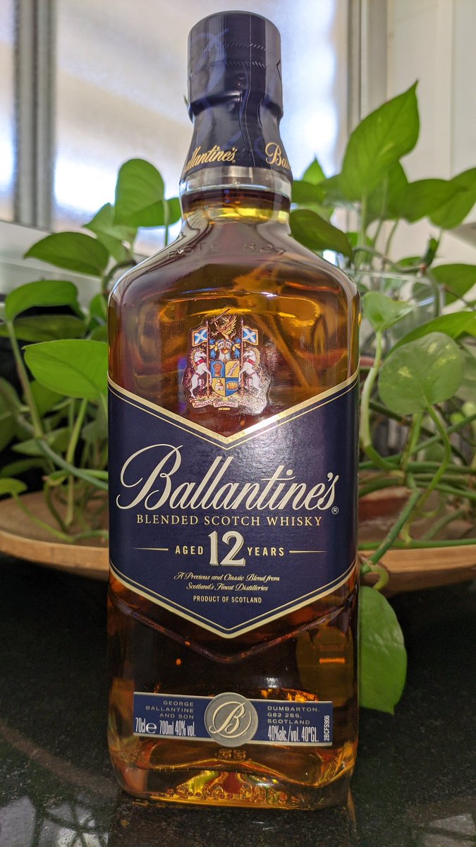 <a href="/LaMegaCesta/">La Mega Cesta</a> <a href="/Ballantines_ES/">Ballantine's España</a> muchísimas gracias. Ya ha llegado. Le he hecho la foto muy rápido para que se vea llena la botella, que ya hay ojitos mirándola con deseo..