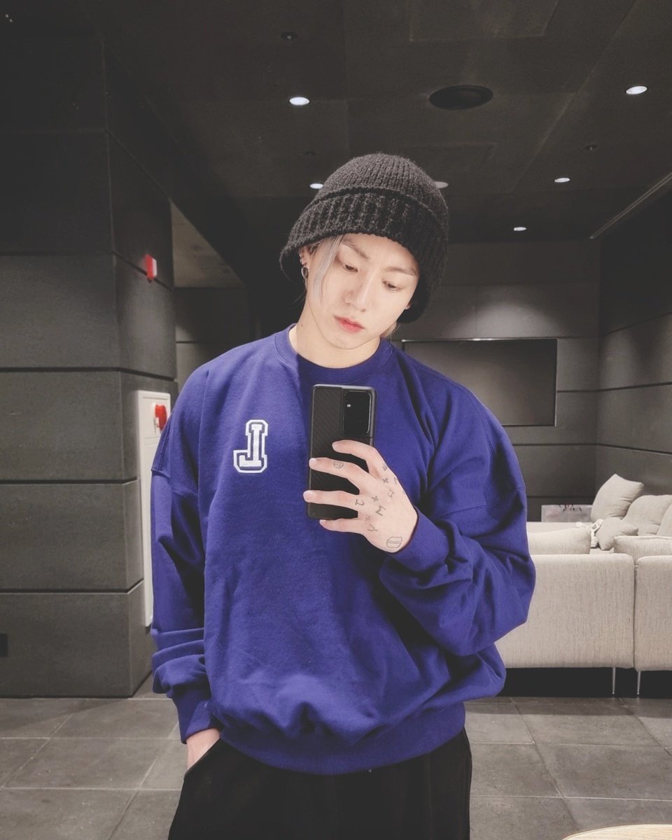 son_pel's tweet photo. Mirror selfie besties
#ARSD #ARMYSelcaDay @BTS_twt https://t.co/juKe6qaV91