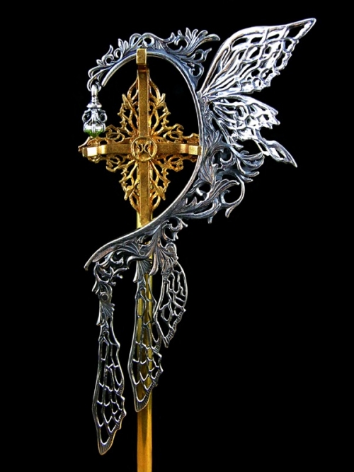 تويتر ことり隊長 على تويتر Interprete Alf 白妖精のイヤーフック 下部に垂れ下がる3枚の妖精の羽根で妖精の発する音を受信し その信号を上部の蝶々に伝え 人語に変換 それを先端の石に伝え 石が振動する事で音波を出し 人の聞き取れる音として聴こえる