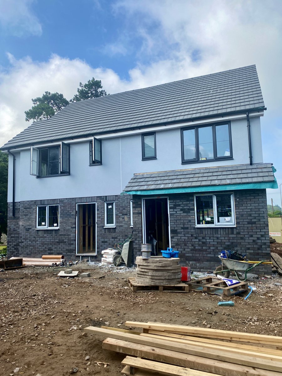 MyrahConstruct's tweet image. CLEEVE PROJECT UPDATE

We are now in our final development stage of our £2 million residential project with the roofing being completed on plots 6 &amp;amp; 7. Plots 1 to 4 are waiting for installation of kitchen and bathrooms

We are still on schedule for completion in Autumn 2021