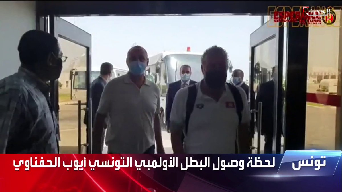 تونس استقبال حار بمطار قرطاج لحظة وصول البطل الأولمبي السباح أحمد الحفناوي