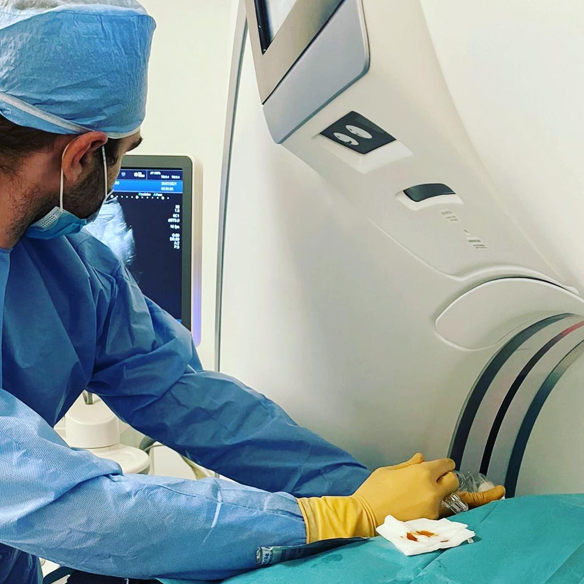 IMASUDradio's tweet photo. L'imagerie dépiste, diagnostique... et soigne ! 💉
Chez @IMASUDradio, tout est mis en place pour proposer des actes thérapeutiques dans des conditions optimales. 

👉 https://t.co/H38OB9aXfe

#radiologie #interventionnel #vasculaire #oncologie #ostéoarticulaire #RI #IMASUD #vidi https://t.co/6RIlWPc2Zd