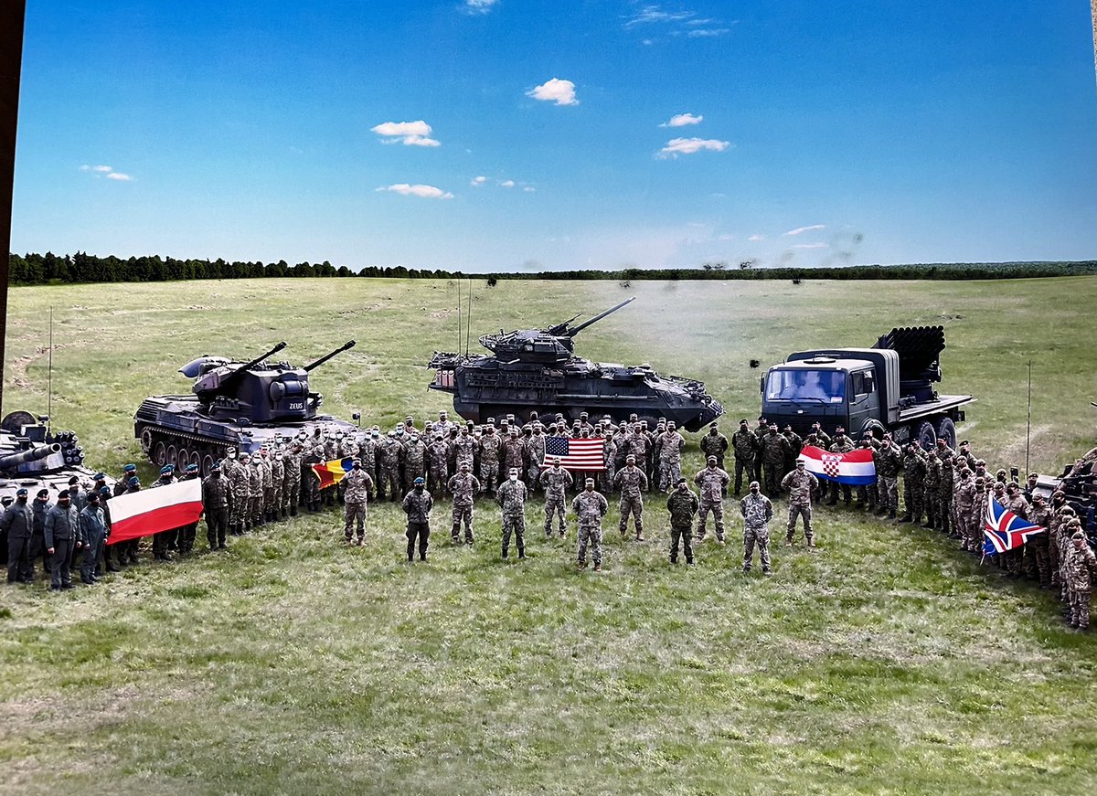 BakeMeHome's tweet photo. The #BakeMeHome team is proud to acknowledge this recognition from The United States Army for our Bake Me Back Home shipment of over 1,000 cookies to troops in Poland. Thanks to all who helped make this possible, and to the Army for an accolade we will not soon forget ❤️. https://t.co/9qeN9GeyGb