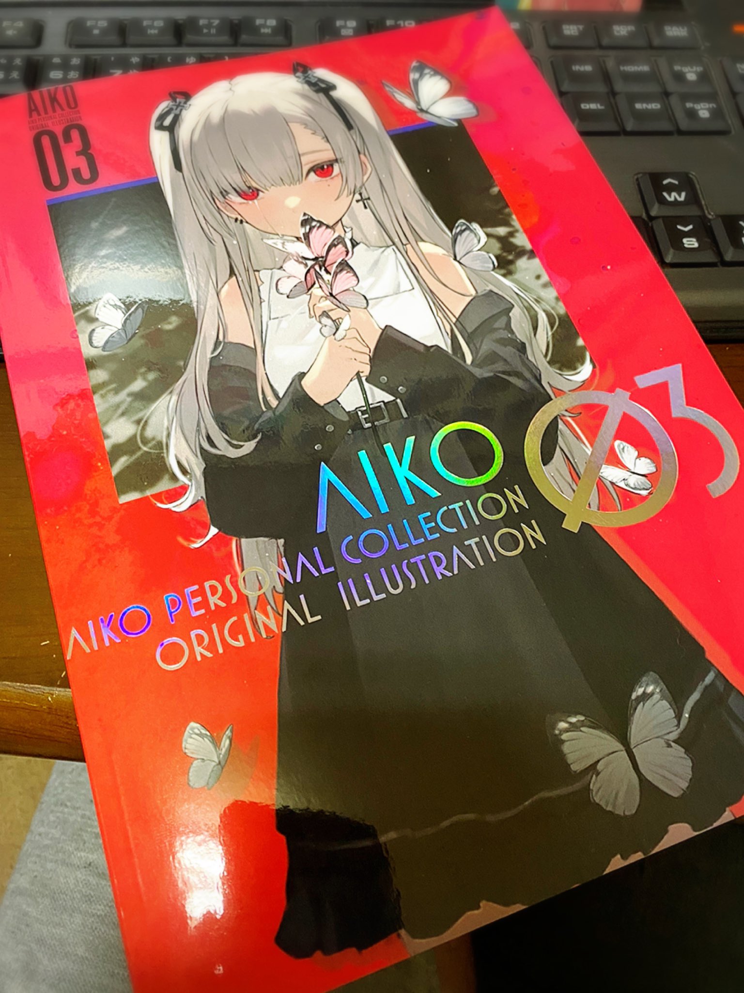 桔梗 Aiko先生 Aikolik の新刊で3冊目の画集が届いた 表紙の箔押しが綺麗 中も綺麗で可愛いイラストだらけで最高 Tayaちゃんやtanaちゃんの生い立ちも少しわかったのも嬉しい情報 思ったよりも大変そうな人生 いつか笑顔のイラストが見たいね