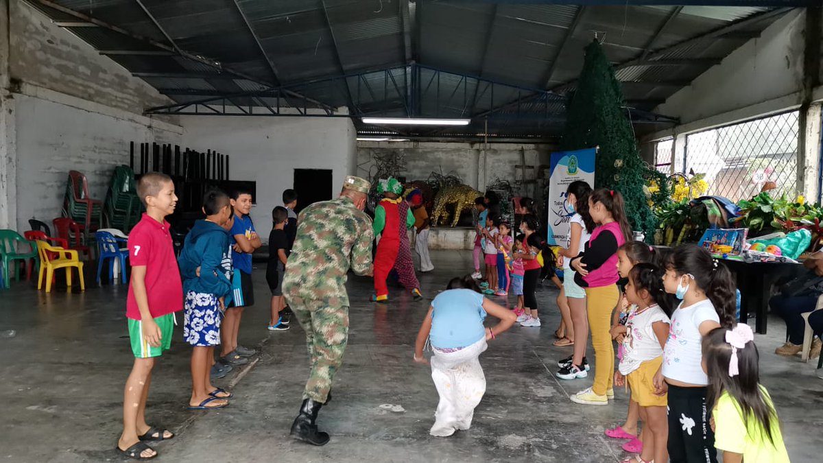 Ejercito_Div6's tweet photo. El Batallón de Acción Integral N°6 de la #Brigada12 lleva alegrías a cada uno de los municipios en la Amazonia incentivando ala población a denunciar cualquier acto que afecte la integridad de nuestros niños ya que ellos son el futuro de Colombia. #LibertadQueUne https://t.co/rBKiLYOUIe