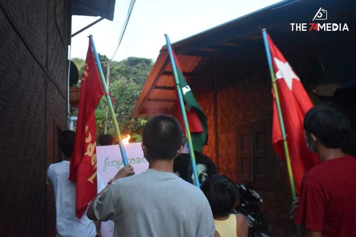 Anti guard government evening strike with burning torches was held by youths in Aye Mya Thar Yar ward, Hpakant Township on August 2.

#RecognizeNUG
#Aug2Coup 
#WhatsHappeningInMyanmar