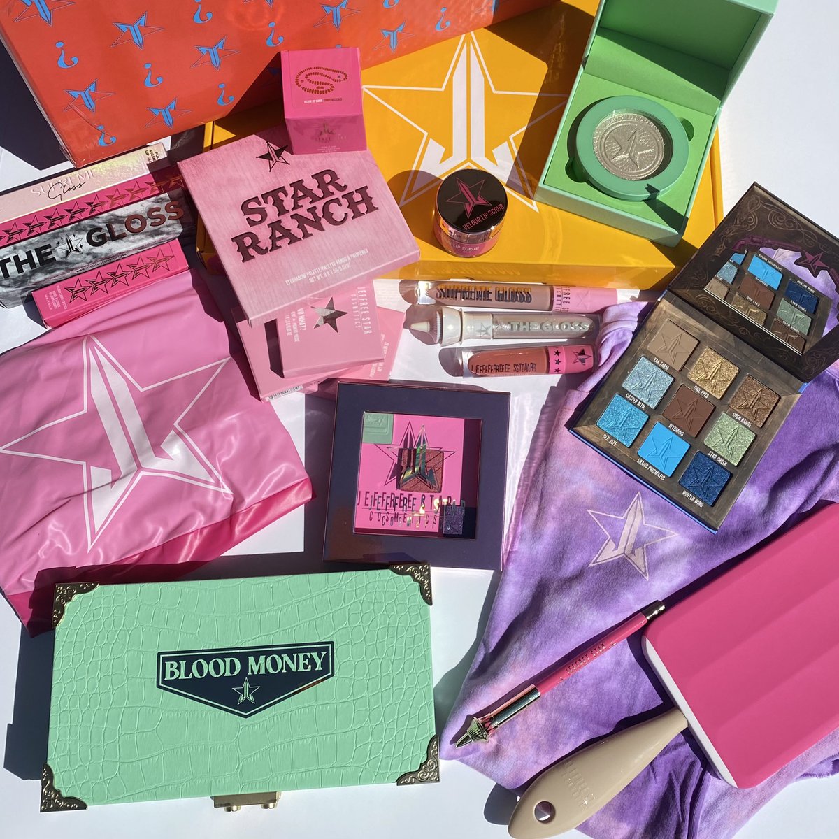 #JeffreeStarCosmetics Supreme #mysterybox
it was worth my money the best mystery box ever! <a href="/JeffreeStar/">Jeffree Star</a>
