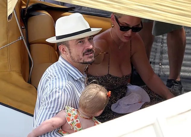 SpainKP_Media's tweet photo. FOTOS | Katy, Orlando y Daisy dandoun paseo en barco hoy en Capri, Italia (1) https://t.co/7iAF9hQvLh