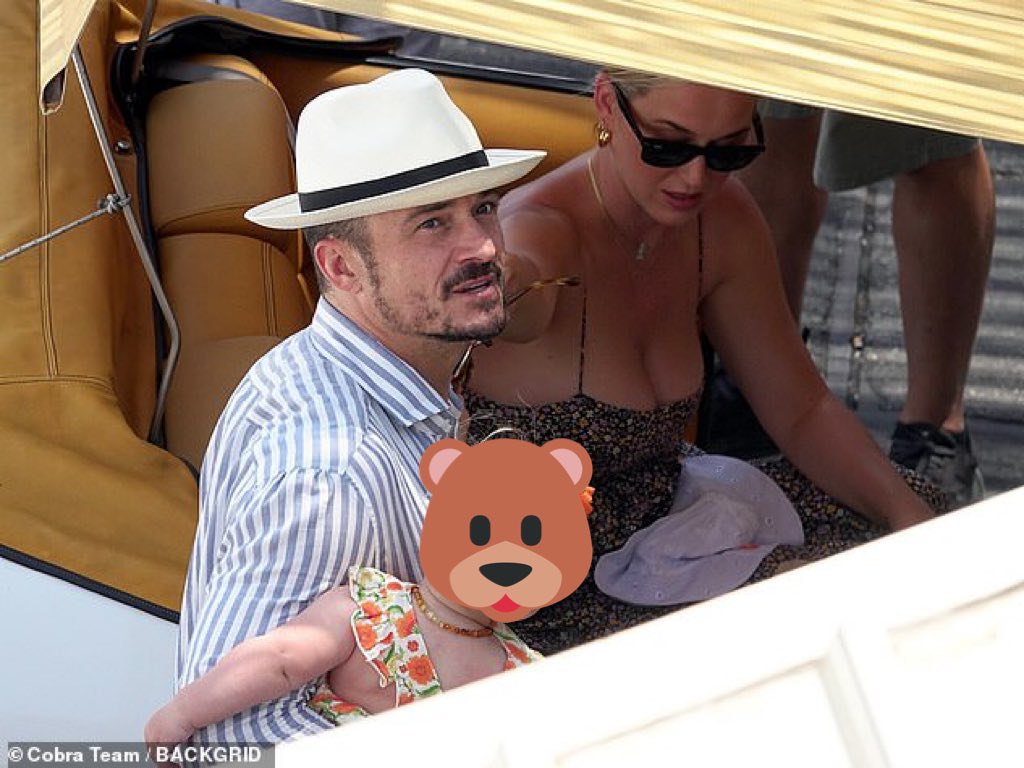 SpainKP_Media's tweet photo. FOTOS | Katy, Orlando y Daisy dandoun paseo en barco hoy en Capri, Italia (3) https://t.co/NE18HbZQM5