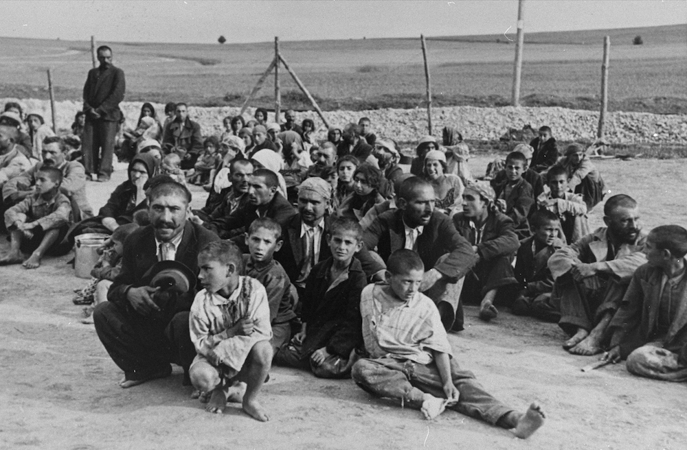 16 Mayıs'ta Roman mahkumlar, barakalarda barikatlar oluşturdular. SS subaylarının geri çekilmelerini sağladılar. Fiziksel olarak daha güçlü mahkumlar başka kamplara aktarıldı ve kalanlar 2-3 Ağustos 1944’te katledildi. avlaremoz.com/2018/05/17/16-… #RomaGenocideRemembranceDay
