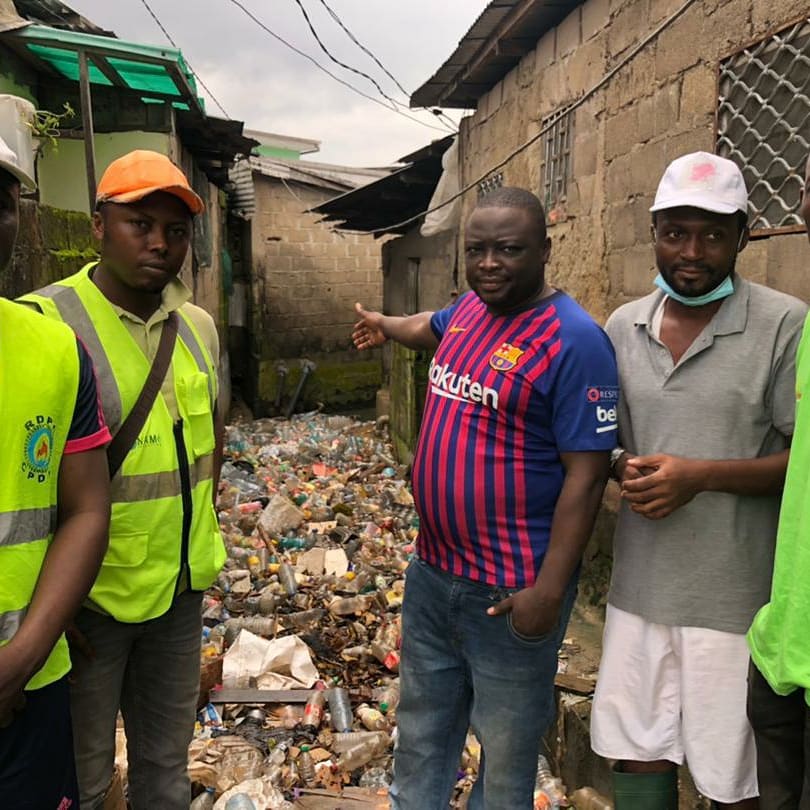 recycling_name's tweet photo. 🅝🅞🅤🅥🅔🅐🅤 🅜🅞🅘🅢, 🄽🄾🅄🅅🄴🄰🅄🅇 🄳é🄵🄸🅂 ✊🏾 💪🏾 : 𝗰𝗼𝗹𝗹𝗲𝗰𝘁𝗲 𝗽𝗮𝗿𝘁𝗶𝗰𝗶𝗽𝗮𝘁𝗶𝘃𝗲 

Lancement de la collecte participative au quartier makepe maturité avec leur chef de bloc SM Aminou et l'association FCK représentée par Mr Yakam.

#NAMéRecycling. https://t.co/S2lWHrmM3K