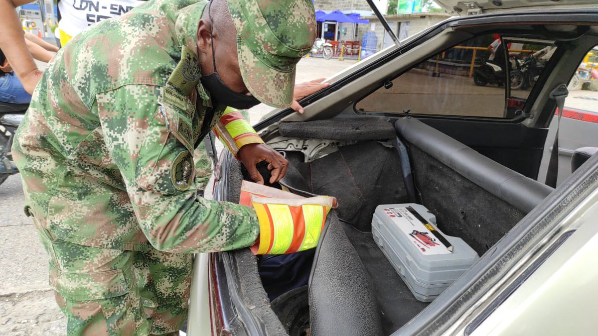 Ejercito_Div6's tweet photo. Los soldados de la #Brigada27 en el #Putumayo, mantiene los puestos de control  en las vías con el objetivo de brindar seguridad en los principales ejes viales del departamento. #LibertadQueUne https://t.co/pa1dtITo41