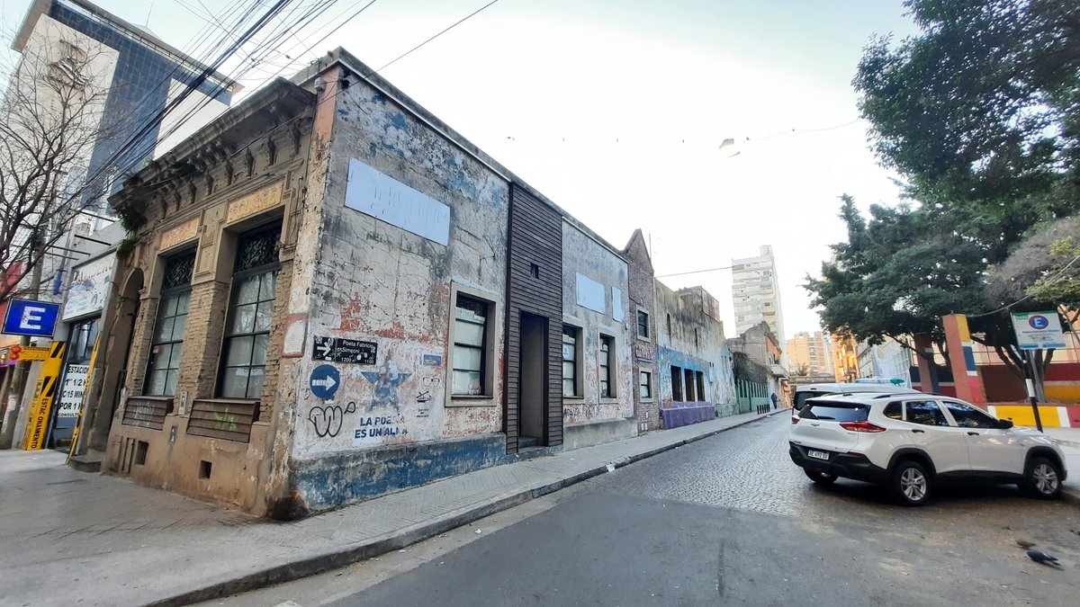 Saluden 👋 saluden👋 que se va la última esquina sin ochava, la primera baja en la cortada intacta de Mitre al 300.
Ya sacaron la foto del poeta Simeoni y el cartel giratorio del bar que, como el libro, de día se acomodaba en Jekyll y de noche en Hyde. Sale identidad, viene torre